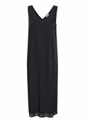 Schwarzes ärmelloses Kleid mit V-Ausschnitt und Spitzenbesatz am Saum, gefertigt aus einem glatten Stoff mit weicher Textur.
