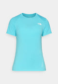 Helles blaues T-Shirt mit kurzen Ärmeln aus weichem Stoff, mit rundem Ausschnitt und einem kleinen weißen Logo oben links.
