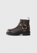 Braune Leder-Ankle-Boots mit elastischen Seitenpaneelen, goldfarbenem Ringakzent und robuster schwarzer Sohle. Verfügt über eine Brogue-Verzierung im oberen Bereich.