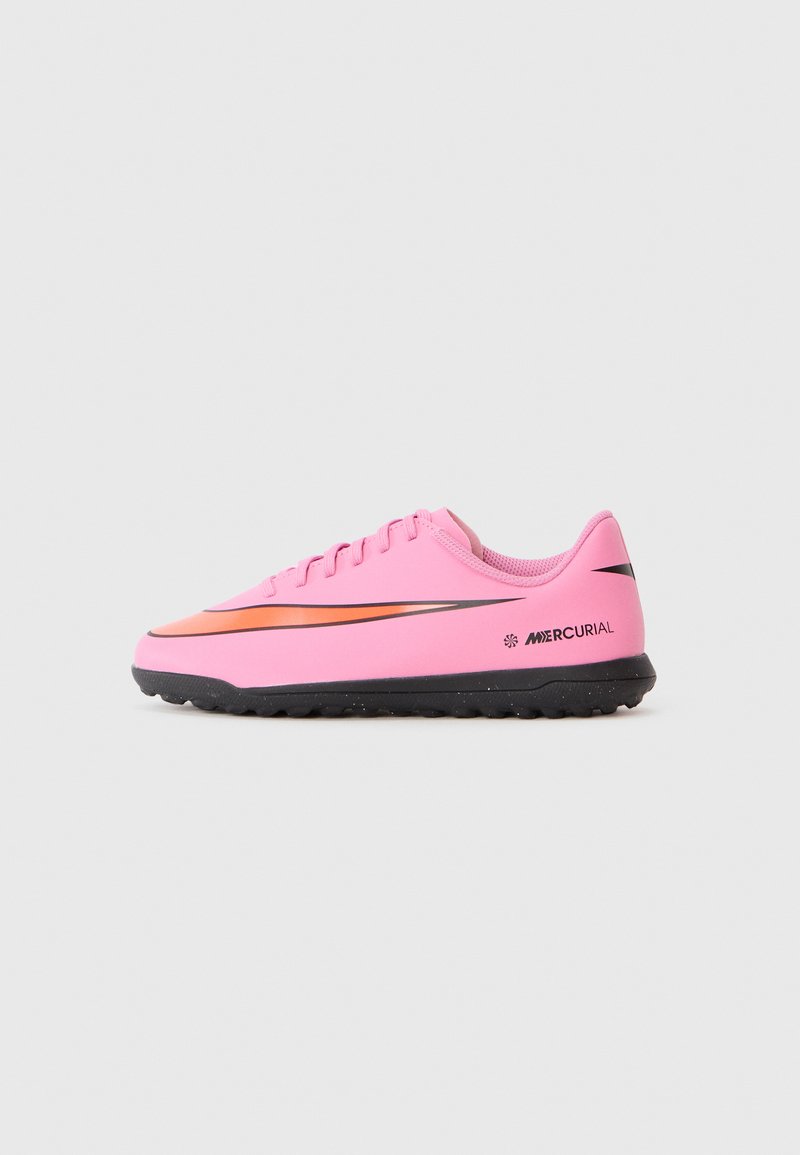 Rosa Nike Mercurial Fußballschuh mit schwarzer Sohle und orangefarbenem Swoosh-Logo, gezeigt in seitlicher Ansicht auf einem hellgrauen Hintergrund.