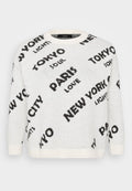 Weißer Strickpullover mit übergroßem schwarzem Text von Städtenamen wie "PARIS" und "TOKYO", mit Rundhalsausschnitt und gerippten Bündchen.