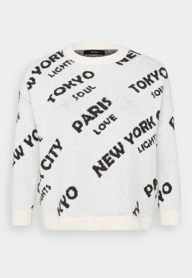 Weißer Strickpullover mit übergroßem schwarzem Text von Städtenamen wie "PARIS" und "TOKYO", mit Rundhalsausschnitt und gerippten Bündchen.