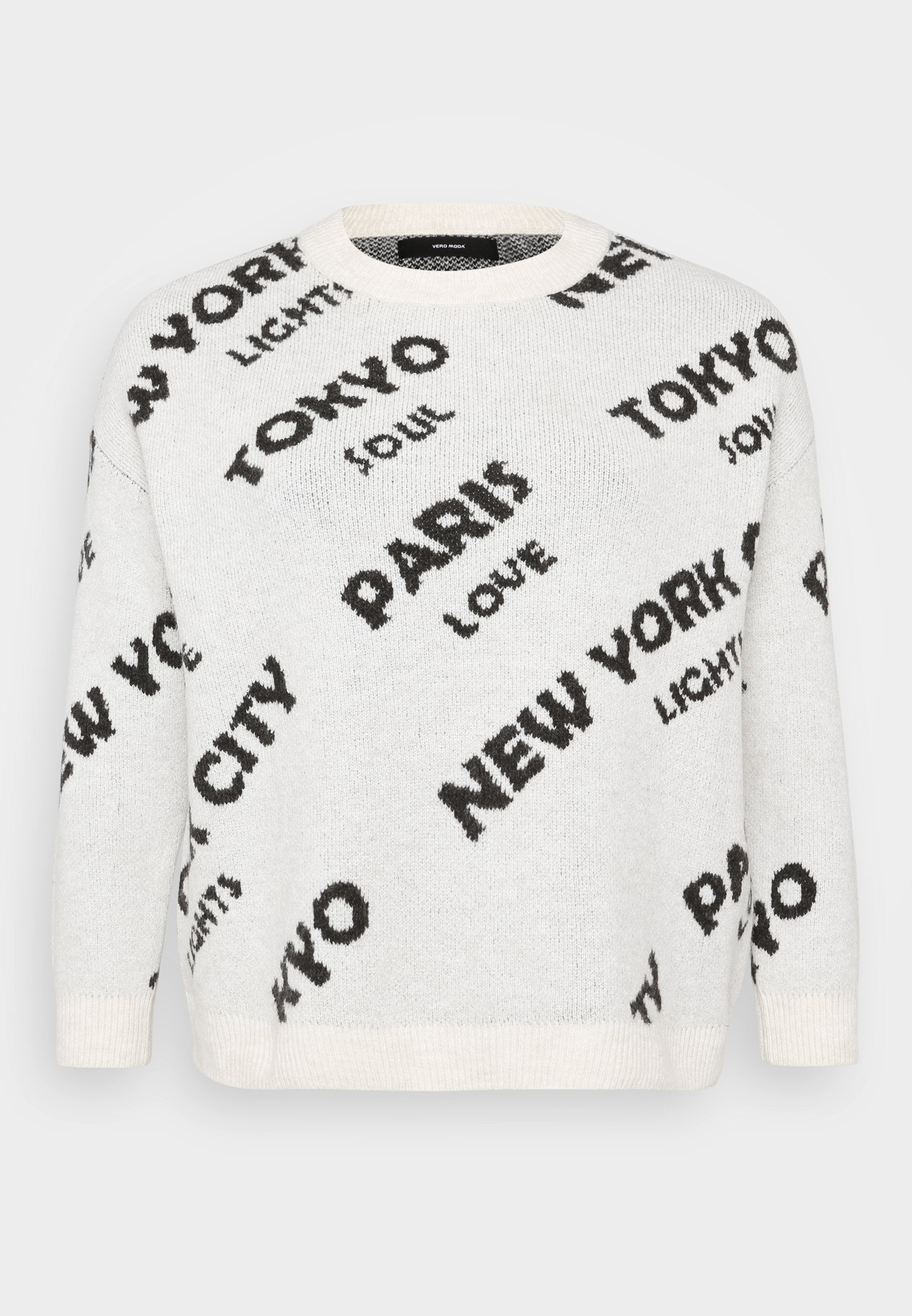 Weißer Strickpullover mit übergroßem schwarzem Text von Städtenamen wie "PARIS" und "TOKYO", mit Rundhalsausschnitt und gerippten Bündchen.