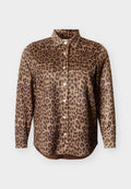 Langärmliges Hemd mit Leopardenmuster, zwei Brusttaschen und spitzem Kragen vor einfarbigem Hintergrund.