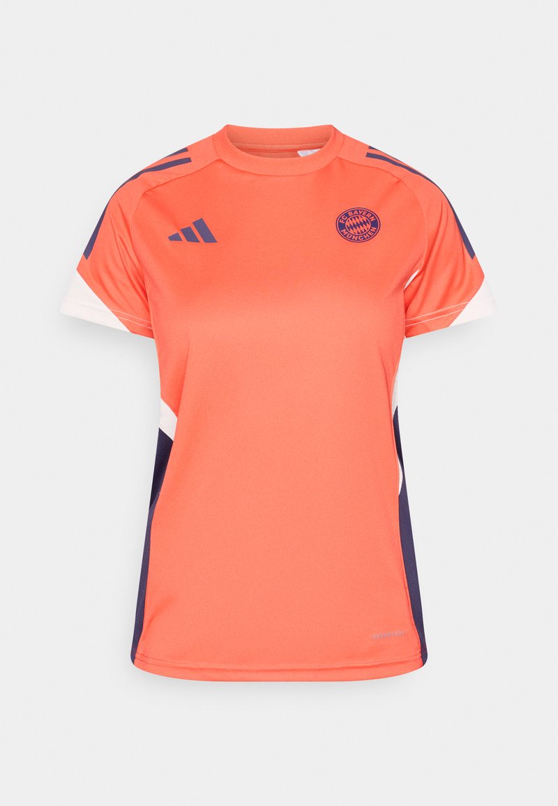 FC Bayern München Trikot in leuchtendem Koralle mit marineblauen Akzenten und Logo. Hergestellt aus leichtem Stoff mit kurzen Ärmeln und Rundhalsausschnitt.