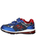 Blaue und rote Sportschuhe mit einem Spiderman-Motiv, zwei verstellbaren Klettverschlüssen, weißen Akzenten, strukturierten Oberflächen und einer Gummisohle.