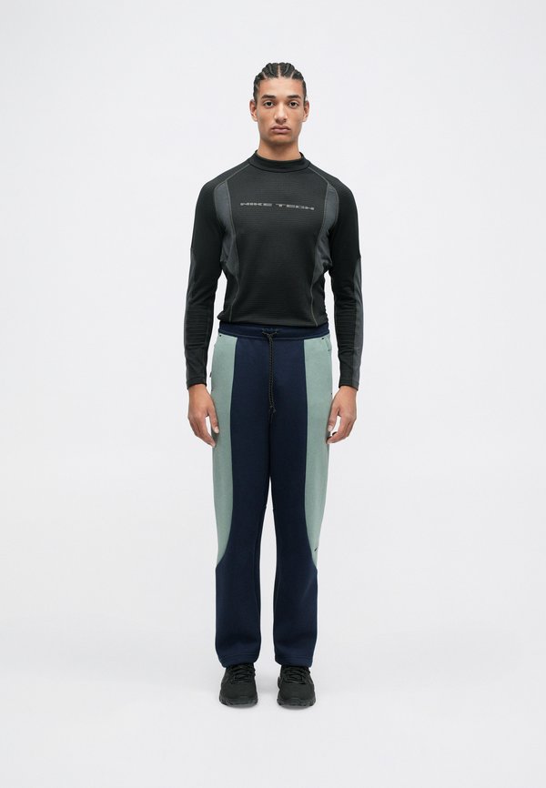 Nike Sportswear M NK TECH FLC PRO CB OH PANT - Tracksuit bottoms - obsidian/clay green/black
