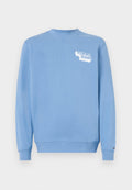 Helles blauer Sweatshirt aus weichem Material, mit einem weißen "Tommy Jeans" Logo auf der linken Brust. Gerippter Rundhalsausschnitt und Bündchen.
