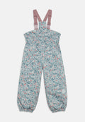 Blumenoverall in Hellblau mit pinken und grünen Akzenten. Elastischer Bund und Säume, verstellbare pinke Träger und ein gerafftes Oberteil.