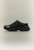 Schwarzer Hiking-Schlupfschuh mit robustem Profil, Mesh-Einsätzen und "The North Face"-Logo an der Spitze, vor neutralem Hintergrund.