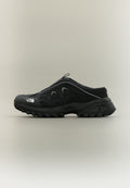 Schwarzer Hiking-Schlupfschuh mit robustem Profil, Mesh-Einsätzen und "The North Face"-Logo an der Spitze, vor neutralem Hintergrund.