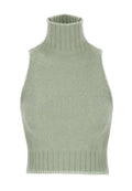Grünes gestricktes ärmelloses Rollkragenoberteil mit geripptem Muster, hohem Kragen und figurbetontem Design, aus weichem, flauschigem Material.