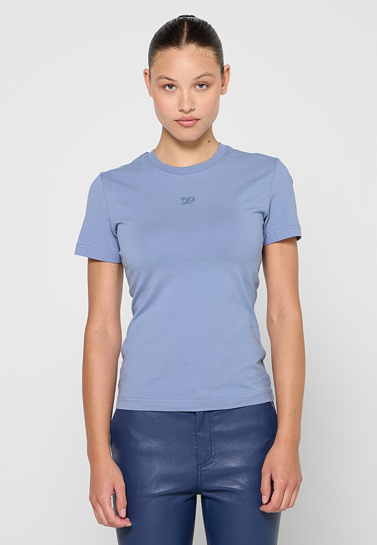 Hellblaues T-Shirt mit kurzen Ärmeln aus weicher Baumwolle, mit Rundhalsausschnitt und kleinem gesticktem Logo auf der Brust.
