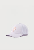 Weißes Baseball-Cap mit gebogenem Schirm und pink besticktem geometrischem Logo auf der Vorderseite, vor schlichtem hellem Hintergrund präsentiert.