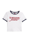 Weißes T-Shirt mit kurzen Ärmeln und marineblauem Saum, dessen Vorderseite "tommy jeans" in fettem roten Schreibschrift-Design zeigt. Aus Baumwolle mit glatter Textur gefertigt. Großes grafisches Design.