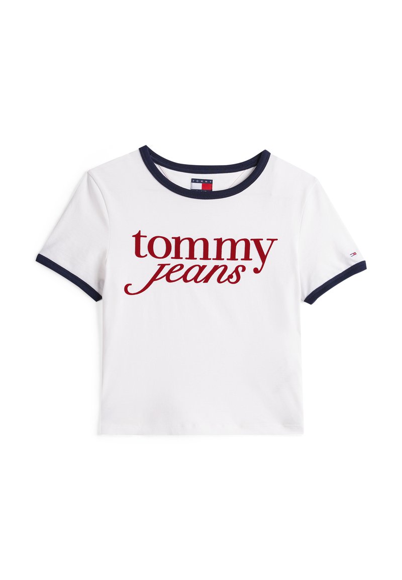 Weißes T-Shirt mit kurzen Ärmeln und marineblauem Saum, dessen Vorderseite "tommy jeans" in fettem roten Schreibschrift-Design zeigt. Aus Baumwolle mit glatter Textur gefertigt. Großes grafisches Design.