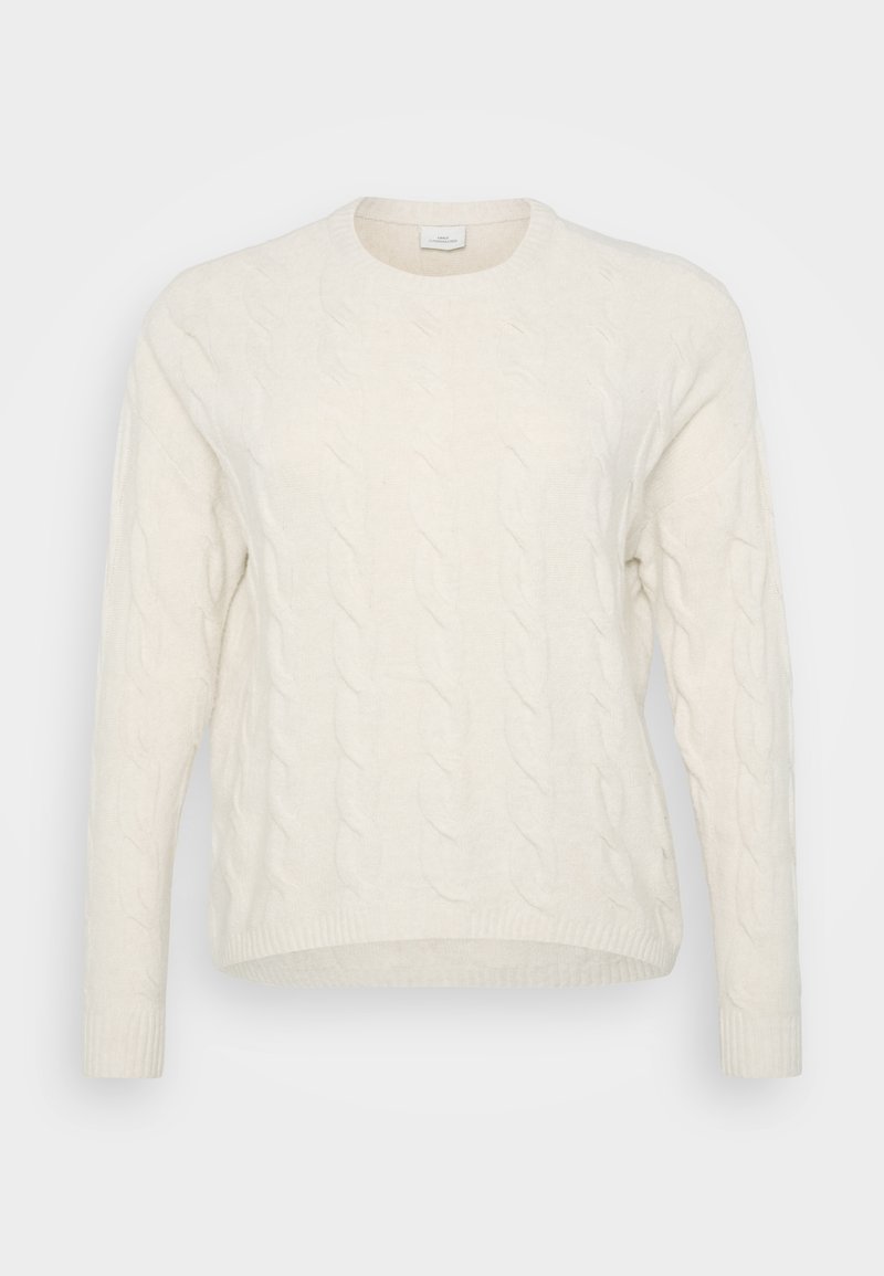 Weißer, kabelgemusterter Pullover mit rundem Ausschnitt, langen Ärmeln und gerippten Bündchen. Die Textur zeigt erhabene, ineinander verwobene Muster.