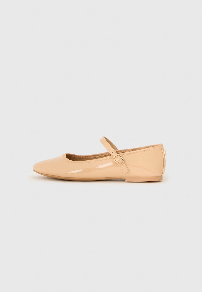 Beige lackleder Mary Jane Ballerinas mit runder Zehenpartie, einem kleinen Knöchelriemen und flacher Sohle, die ein glattes, glänzendes Finish zeigen.