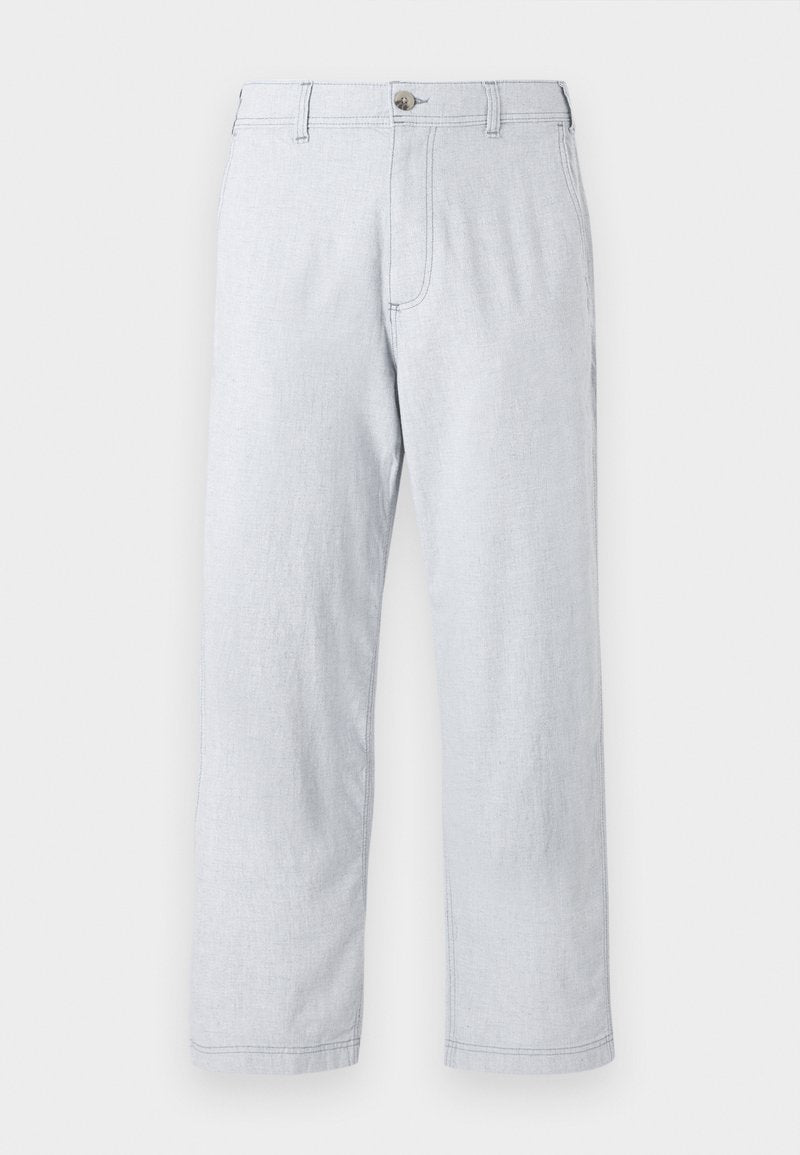 Helle graue, gerade geschnittene Hose aus strukturiertem Stoff. Verfügt über einen Frontknopfverschluss und Gürtelschlaufen. Keine sichtbaren Muster oder Akzente.