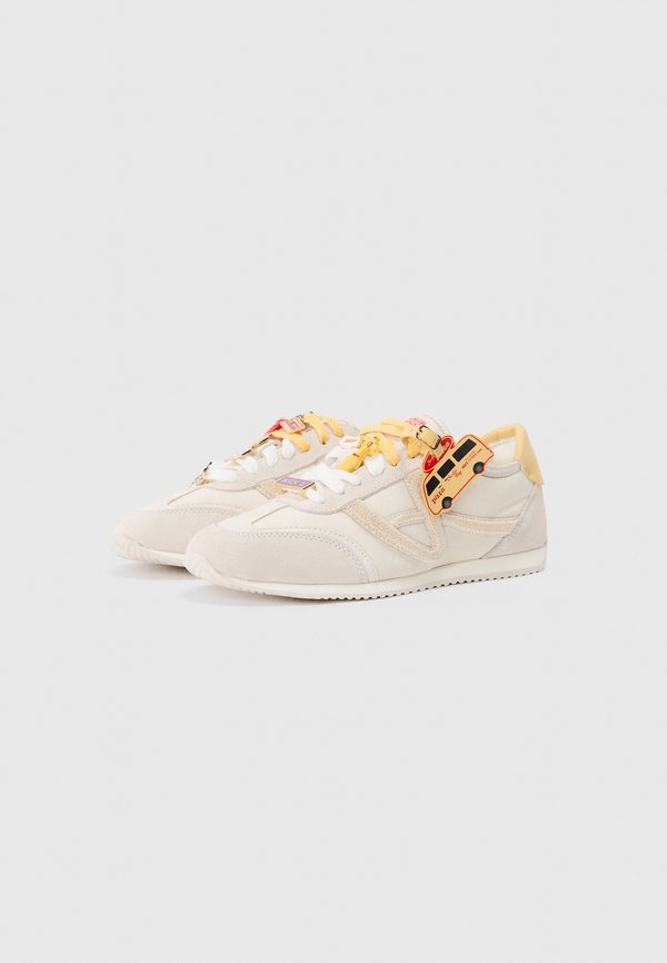 ALDO STRANGER THINGS PINEAPPLEPIZZA  PILLOW WALK