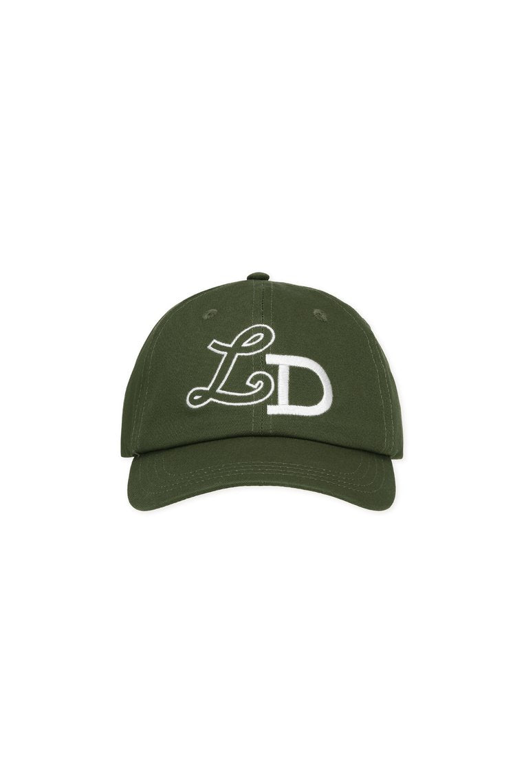 Khakifarbene Mütze mit gebogenem Schirm, die ein großes, weiß gesticktes "LD"-Logo aufweist. Hergestellt aus strukturiertem Baumwollmaterial. Verstellbarer Riemen hinten.