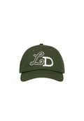 Khakifarbene Mütze mit gebogenem Schirm, die ein großes, weiß gesticktes "LD"-Logo aufweist. Hergestellt aus strukturiertem Baumwollmaterial. Verstellbarer Riemen hinten.