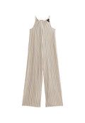 Beiger Jumpsuit mit vertikalen schwarzen Streifen, verstellbaren Spaghettiträgern, gerafftem Ausschnitt und weitem Beinansatz für eine lässige Passform.