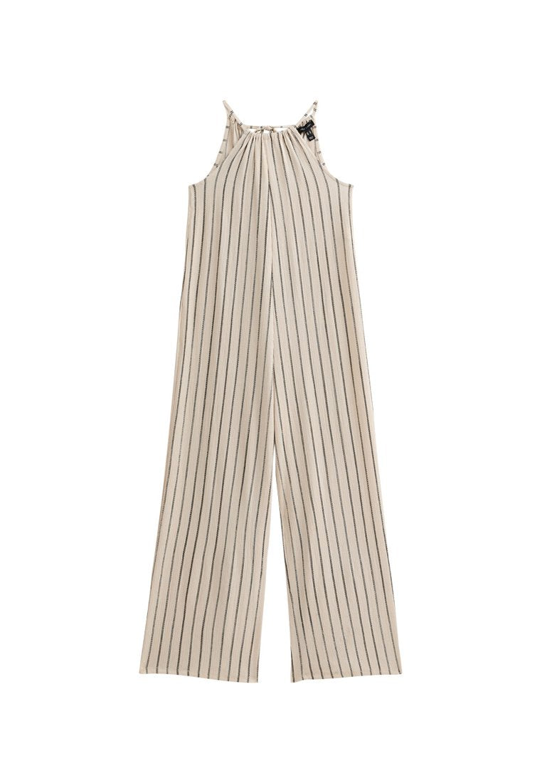 Beiger Jumpsuit mit vertikalen schwarzen Streifen, verstellbaren Spaghettiträgern, gerafftem Ausschnitt und weitem Beinansatz für eine lässige Passform.