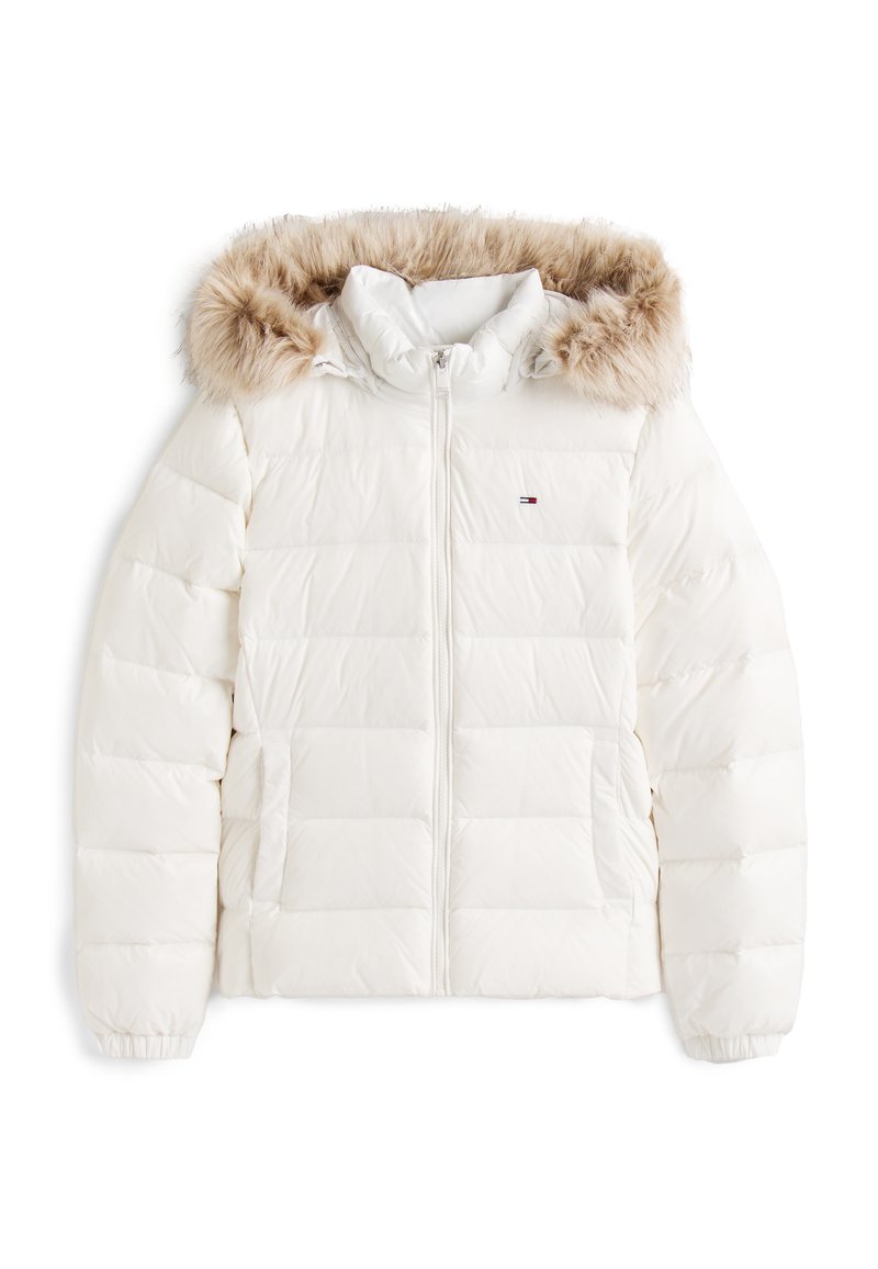 Weiße Steppjacke mit durchgehendem Frontreißverschluss, zwei Fronttaschen und Kapuze mit hellbraunem Kunstfellbesatz.