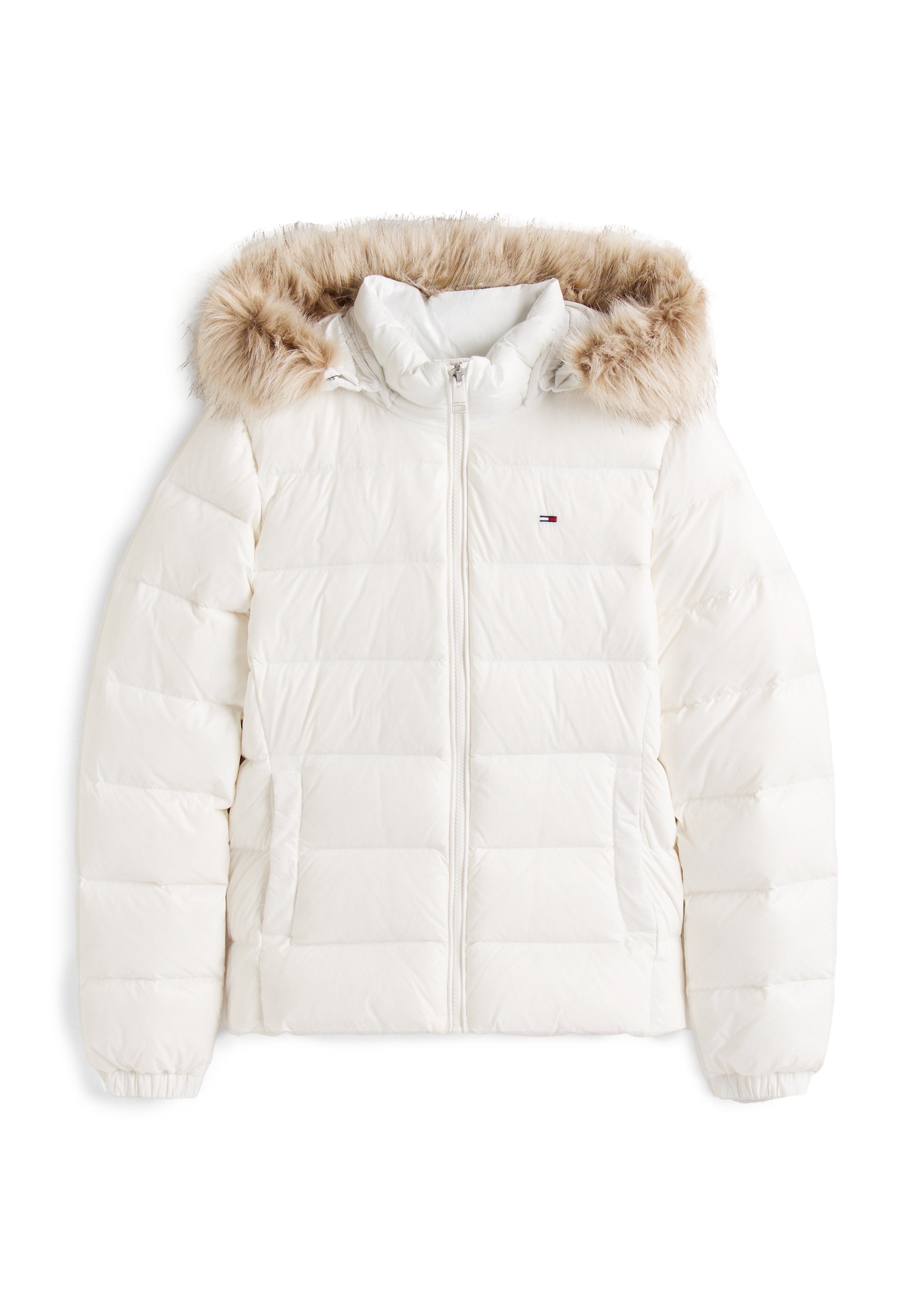 Weiße Steppjacke mit durchgehendem Frontreißverschluss, zwei Fronttaschen und Kapuze mit hellbraunem Kunstfellbesatz.