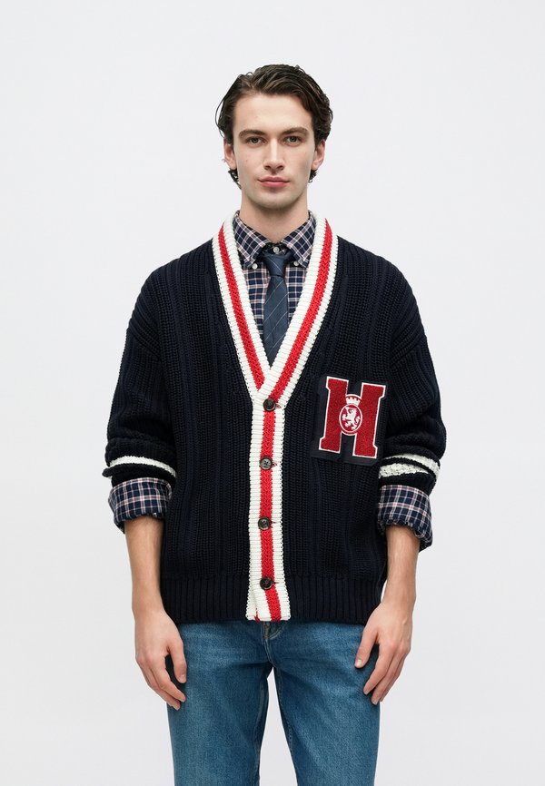 Tommy Hilfiger CHUNKY RIB-KNIT LETTERMAN CARDIGAN - Cardigan - desert sky