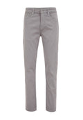 Graue Jeans mit geradem Schnitt, mit Knopfleiste, Gürtelschlaufen und Fronttaschen. Glatte Textur mit minimalistischem Design.