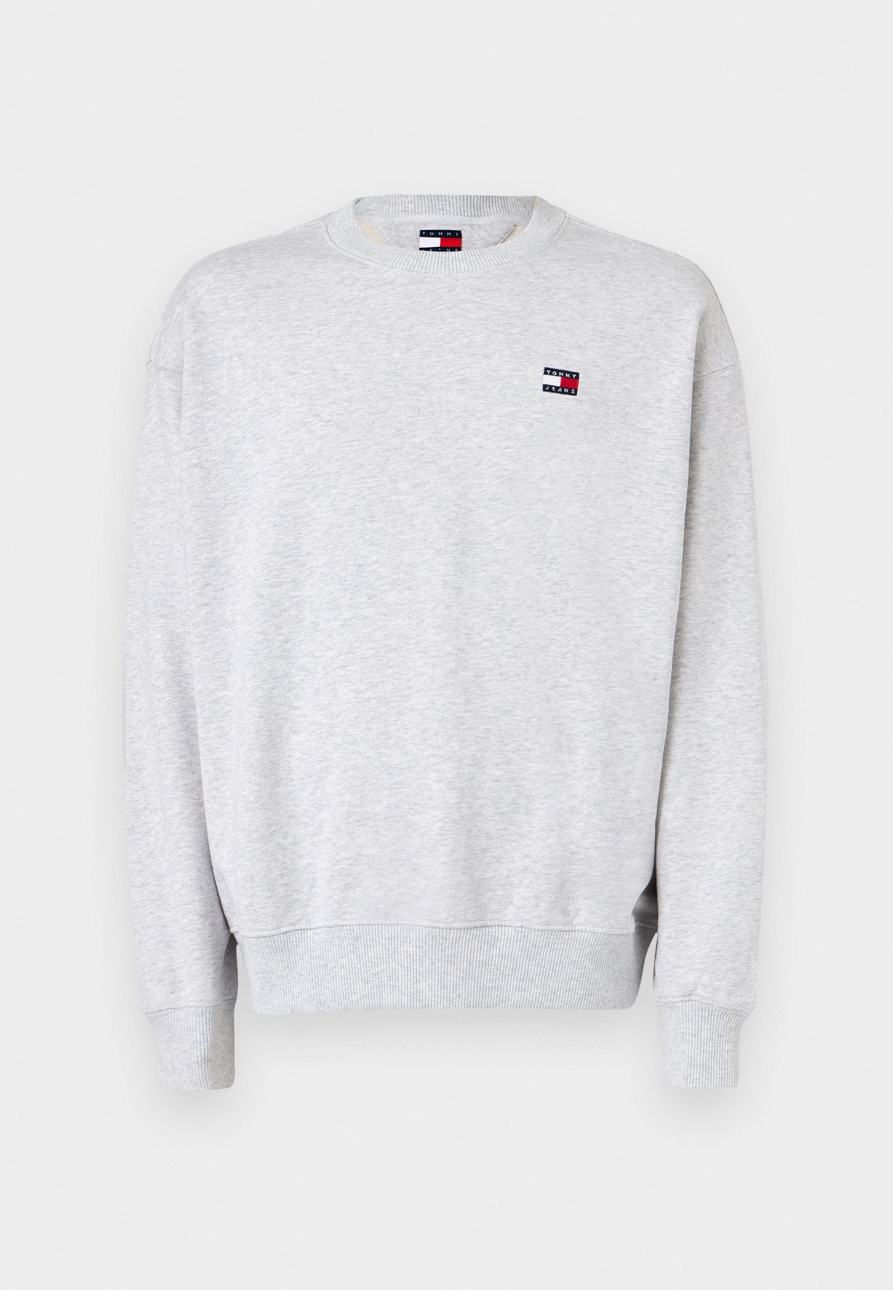 Helles graues Langarm-Sweatshirt mit gerippten Bündchen und Saum, ausgestattet mit einem kleinen Tommy Jeans Logo-Patch auf der Brust.
