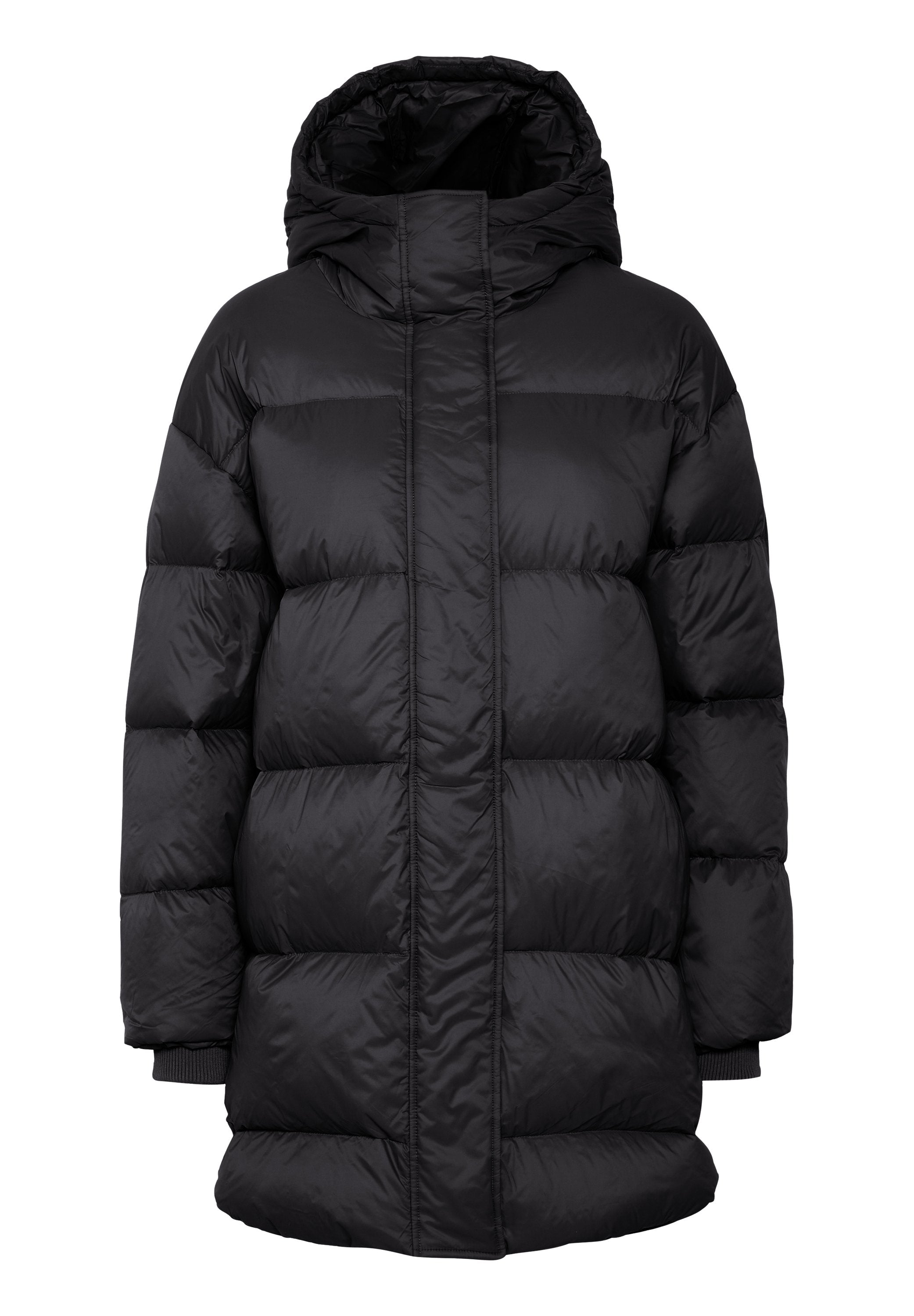 Schwarze Daunenjacke mit Kapuze, gestepptem Design, langen Ärmeln und gerippten Bündchen. Glattes, glänzendes Material mit einem leichten, aber isolierten Aussehen.