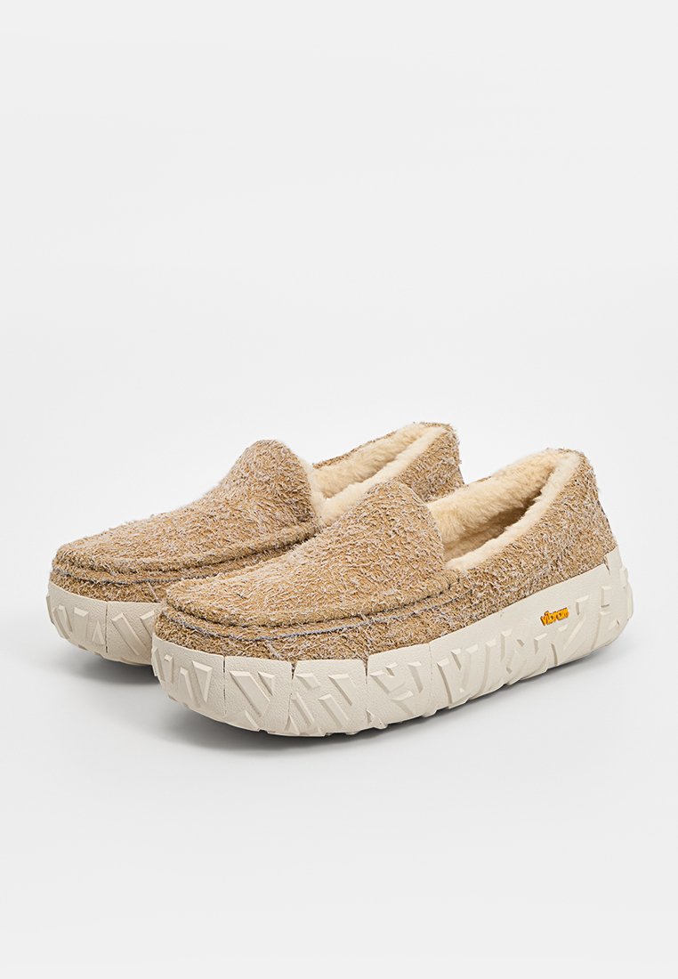 UGG ASCOT WRAP