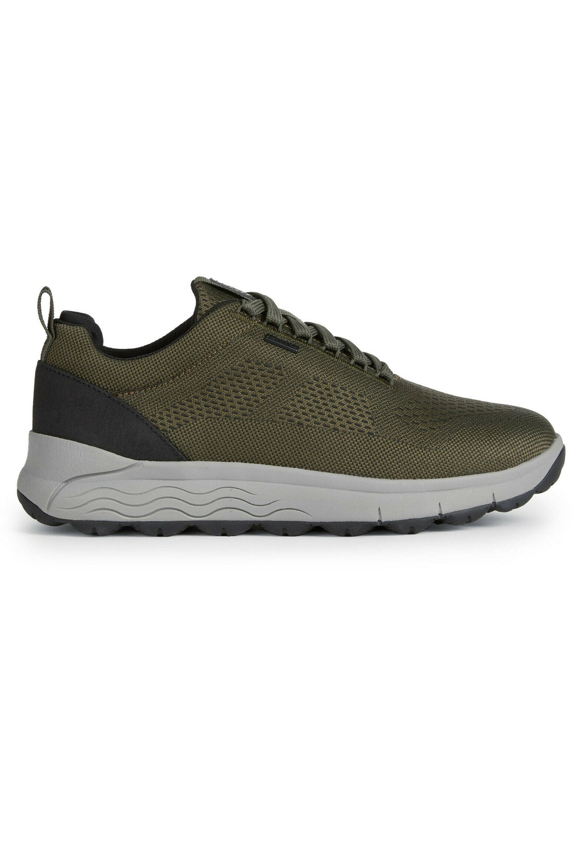 Olivgrüne Sportschuhe mit einem atmungsaktiven Mesh-Obermaterial, strukturiertem Design und einer grauen, gepolsterten Zwischensohle. Verfügt über einen schwarzen Fersenakzent und Schnürsenkel.