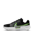 Nike Sportschuh mit schwarzem Mesh-Obermaterial, grünen und grauen Akzenten, einer gepolsterten weißen Außensohle und strukturierten Einsätzen an den Seiten.