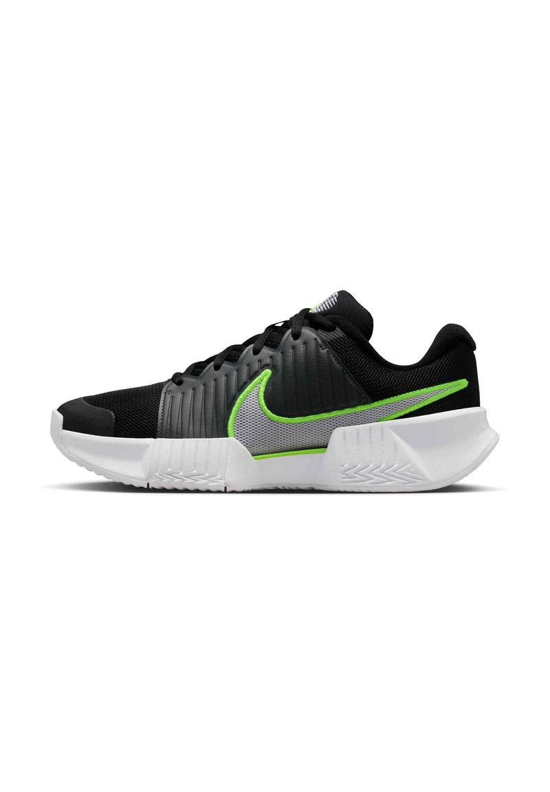 Nike Sportschuh mit schwarzem Mesh-Obermaterial, grünen und grauen Akzenten, einer gepolsterten weißen Außensohle und strukturierten Einsätzen an den Seiten.