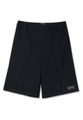 Schwarze Shorts aus leichtem Material, mit elastischem Bund, seitlichen Taschen und einem kleinen dekorativen Logo unten rechts.