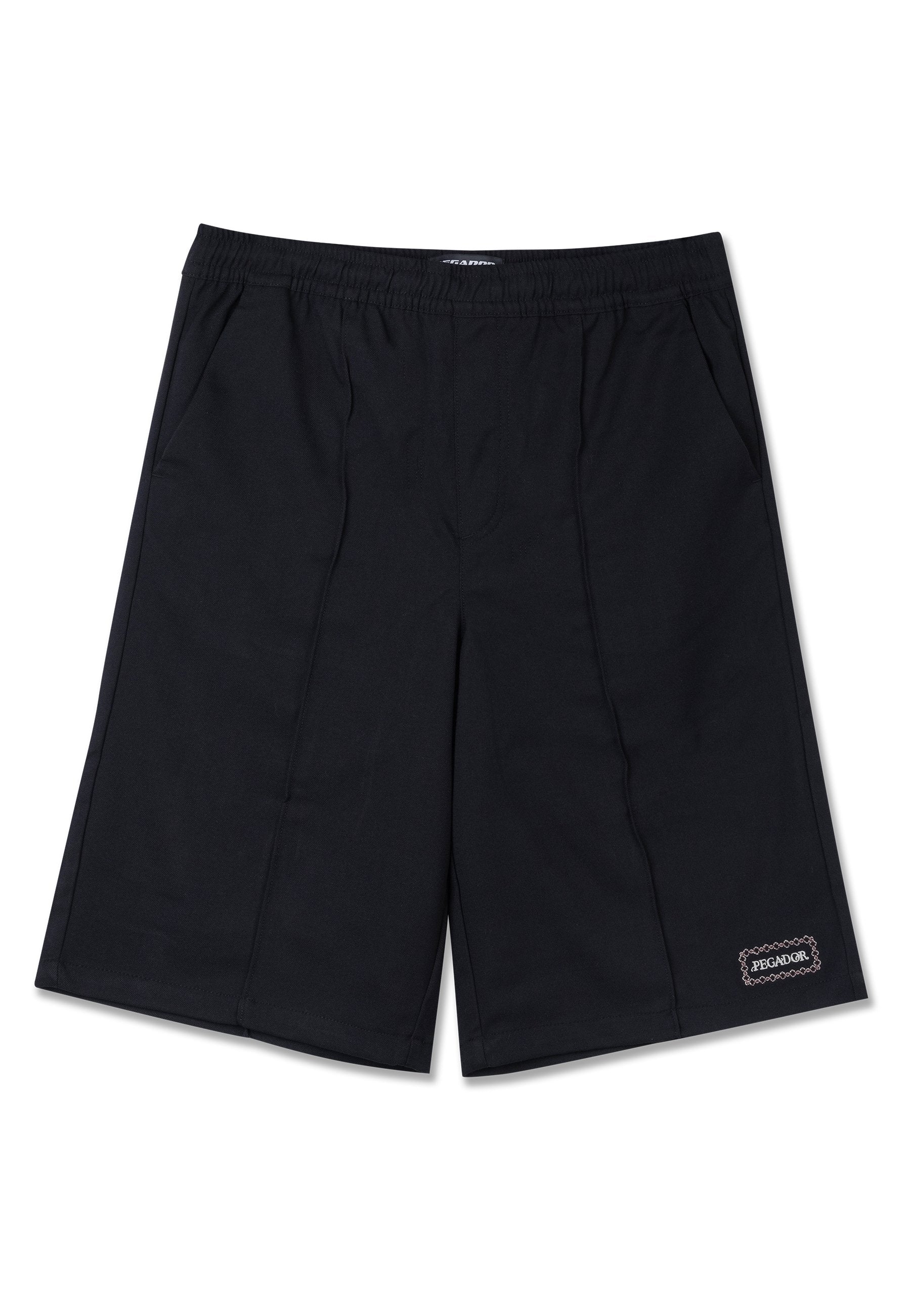 Schwarze Shorts aus leichtem Material, mit elastischem Bund, seitlichen Taschen und einem kleinen dekorativen Logo unten rechts.