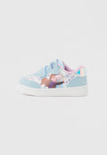 Hellblaue Kleinkind-Sneakers mit Klettverschlüssen, darauf Anna und Elsa aus Frozen beim Umarmen, mit Blumenmustern und einer weißen Sohle.