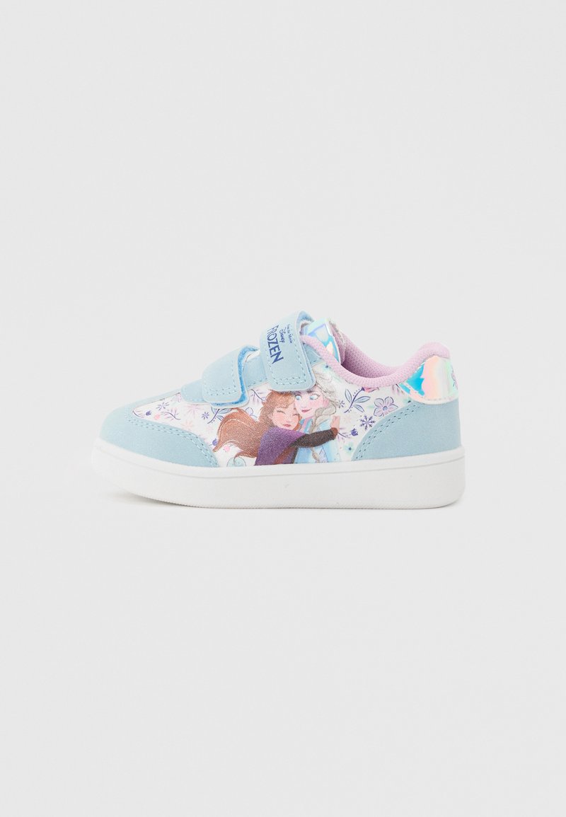 Hellblaue Kleinkind-Sneakers mit Klettverschlüssen, darauf Anna und Elsa aus Frozen beim Umarmen, mit Blumenmustern und einer weißen Sohle.