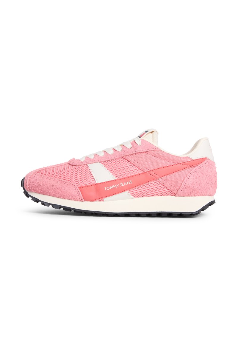 Rosa Sportschuhe mit Obermaterial aus Mesh und Wildleder, weißen Akzenten an den Seiten und einer strukturierten schwarzen Gummisohle. "TOMMY JEANS"-Logo sichtbar.