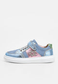 Niedriger Kindersneaker aus blauem Wildleder mit metallisch pinken und silbernen Akzenten, einem Stern-Detail, weißer Sohle und Klettverschluss mit Schnürsenkeln.