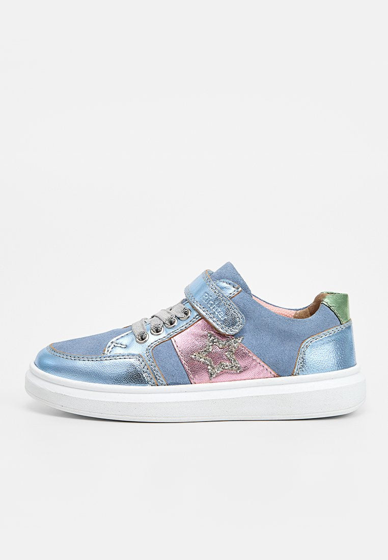 Niedriger Kindersneaker aus blauem Wildleder mit metallisch pinken und silbernen Akzenten, einem Stern-Detail, weißer Sohle und Klettverschluss mit Schnürsenkeln.