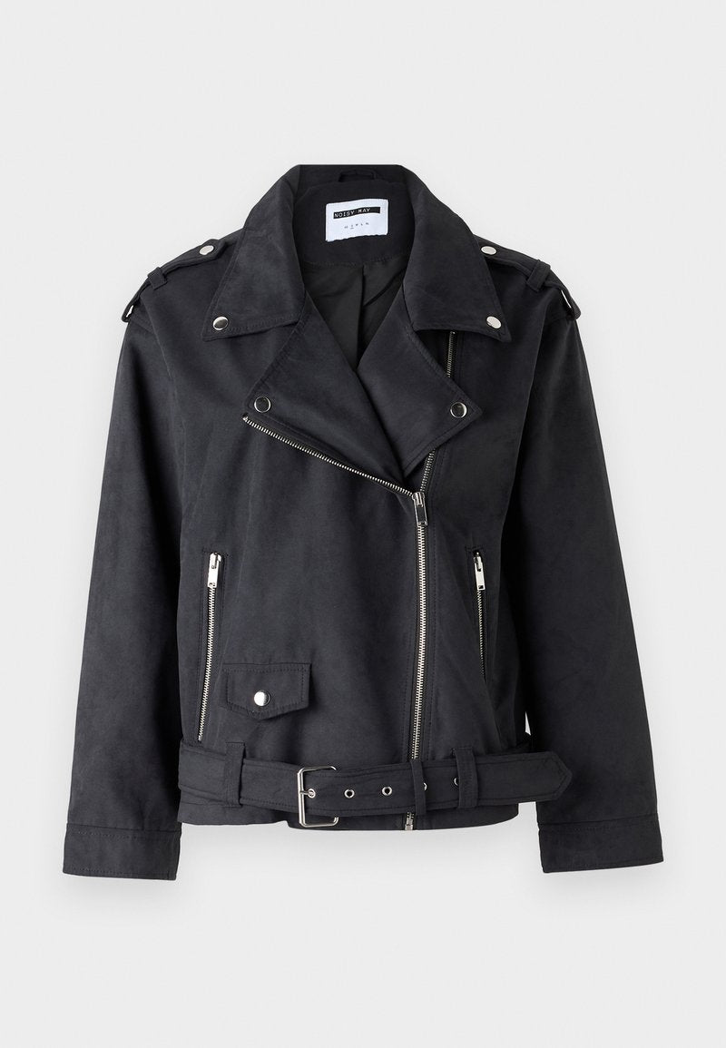Schwarze, kunstlederne Motorradjacke mit asymmetrischem Reißverschluss, Schulterklappen, mehreren Reißverschlusstaschen und einem belted Taillenbund.