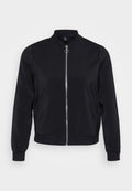 Schwarze Bomberjacke aus einem glatten Stoff mit ribbeltem Kragen, gerippten Ärmeln und einem Frontreißverschluss. Verfügt über seitliche Taschen und ein minimalistisches Design.