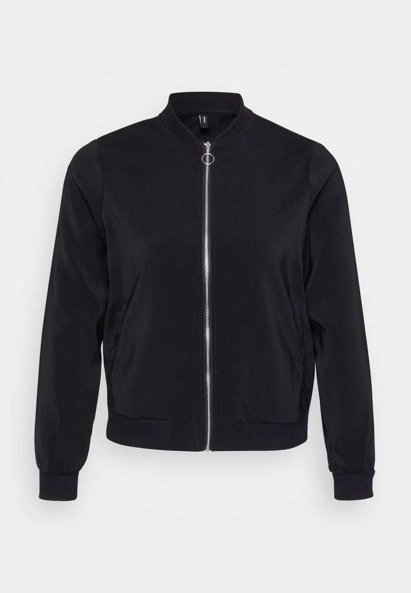 Schwarze Bomberjacke aus einem glatten Stoff mit ribbeltem Kragen, gerippten Ärmeln und einem Frontreißverschluss. Verfügt über seitliche Taschen und ein minimalistisches Design.