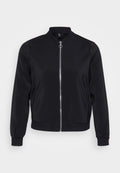 Schwarze Bomberjacke aus einem glatten Stoff mit ribbeltem Kragen, gerippten Ärmeln und einem Frontreißverschluss. Verfügt über seitliche Taschen und ein minimalistisches Design.