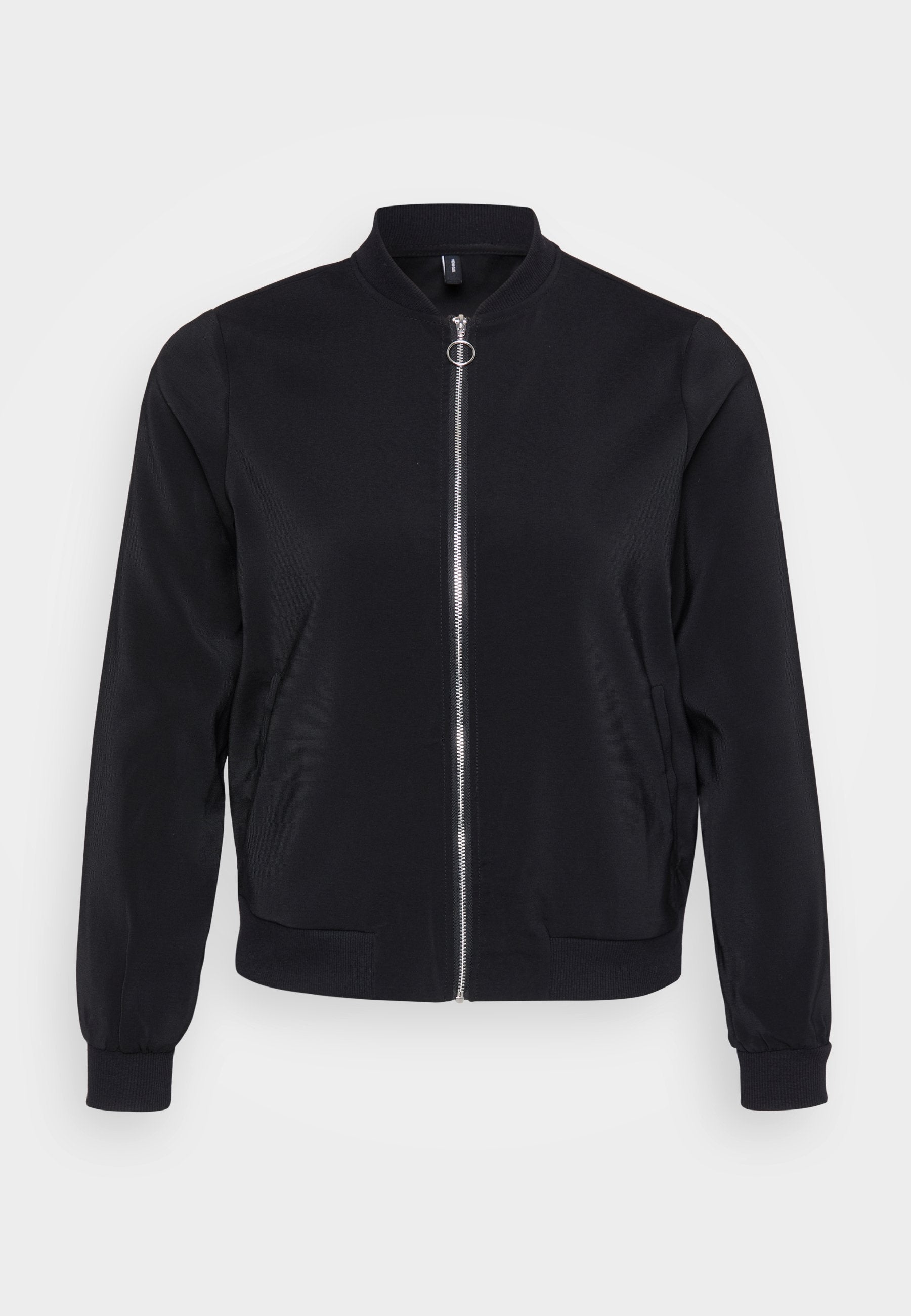 Schwarze Bomberjacke aus einem glatten Stoff mit ribbeltem Kragen, gerippten Ärmeln und einem Frontreißverschluss. Verfügt über seitliche Taschen und ein minimalistisches Design.